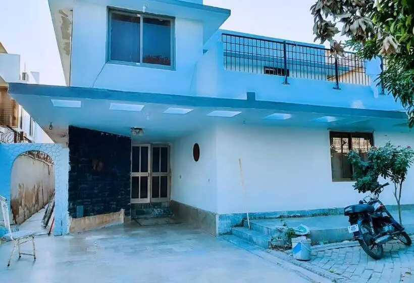 پانسیون Shelton House