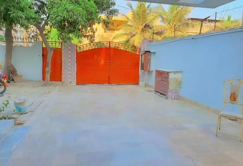 پانسیون Shelton House