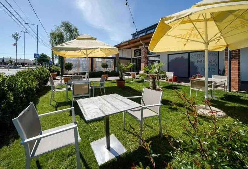 ペンション Pipacs Panír & Grill Garden Vendégház