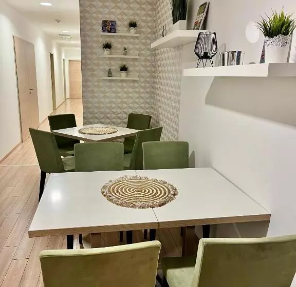 ペンション Pipacs Panír & Grill Garden Vendégház