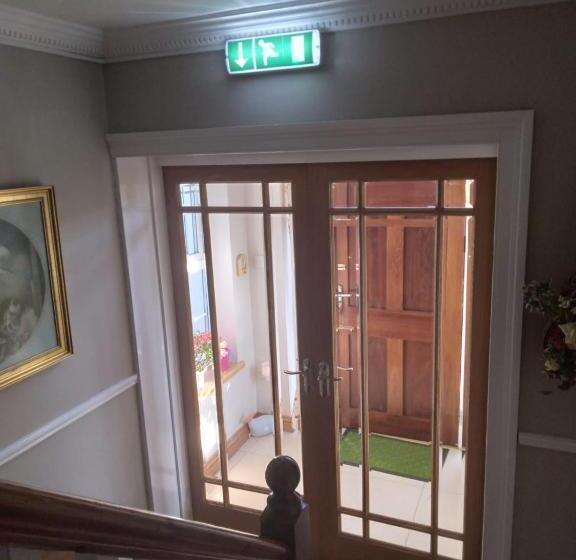 Nocleg ze śniadaniem Tess S Guest House R95k6n1 This Property Is Unsuitable For Children Under 12 Years Old