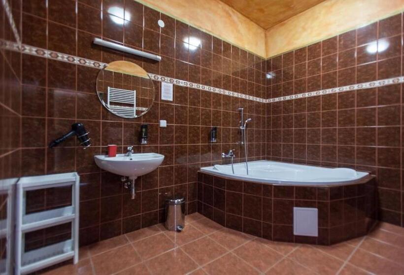 酒店 Adina Kurdějov