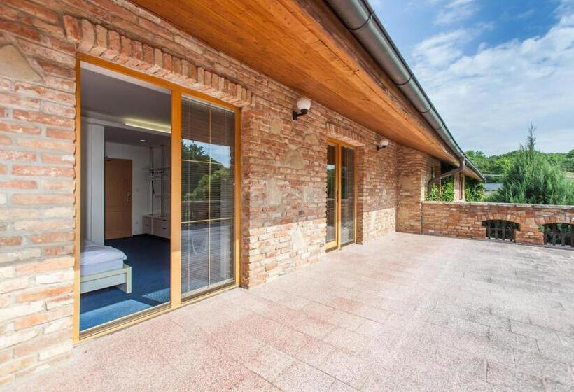 酒店 Adina Kurdějov