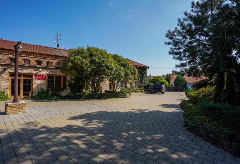酒店 Adina Kurdějov
