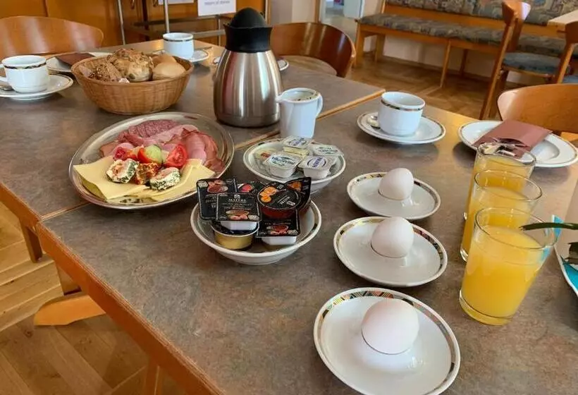 Hotelli Haus Rosenbaum Gruppenhaus Begegnungsstätte Pension