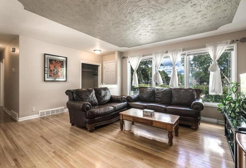 پانسیون A Home By Chinook Mall And Heritage Park