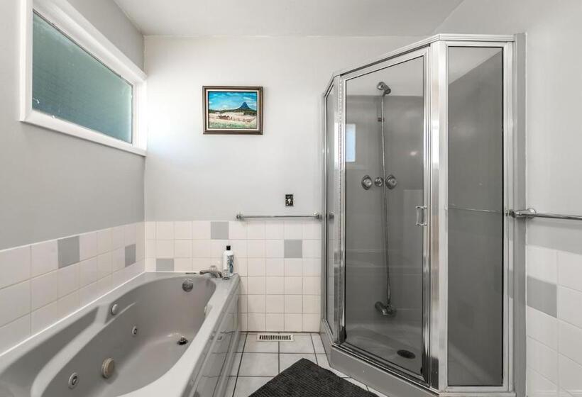 پانسیون A Home By Chinook Mall And Heritage Park