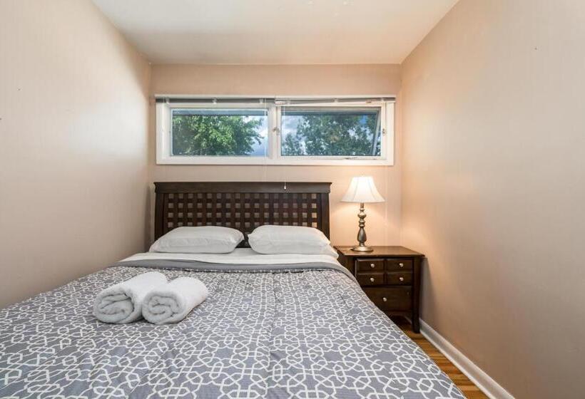 پانسیون A Home By Chinook Mall And Heritage Park