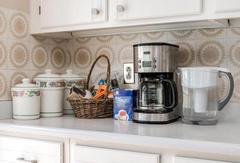 پانسیون A Home By Chinook Mall And Heritage Park