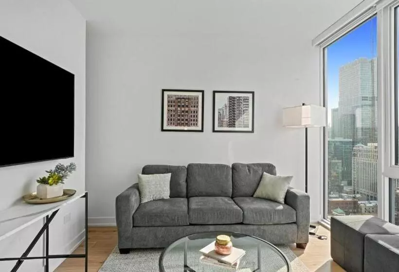 هتل Level Chicago River North