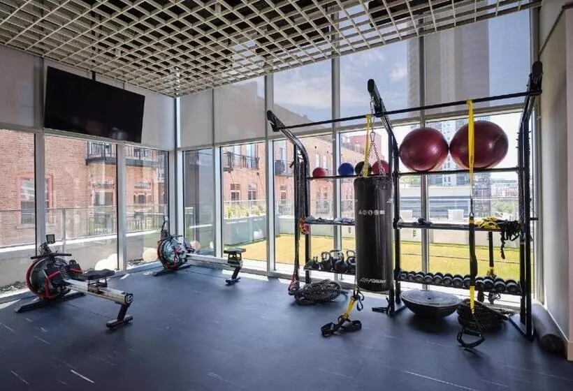 هتل Level Chicago River North