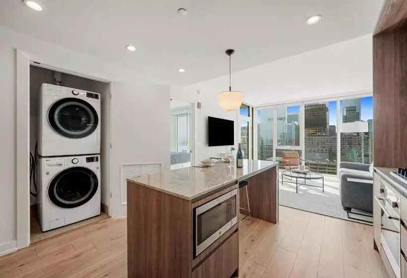 هتل Level Chicago River North