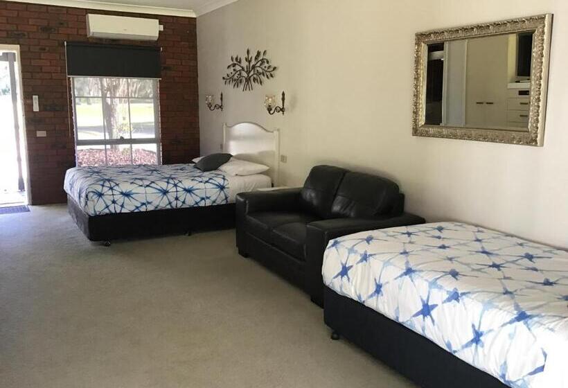 מוטל Fairway Views Motor Inn