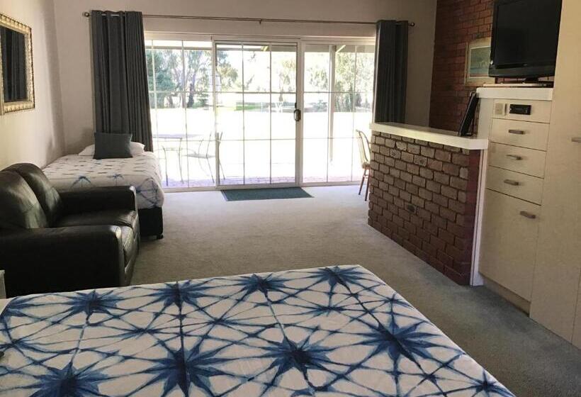 מוטל Fairway Views Motor Inn