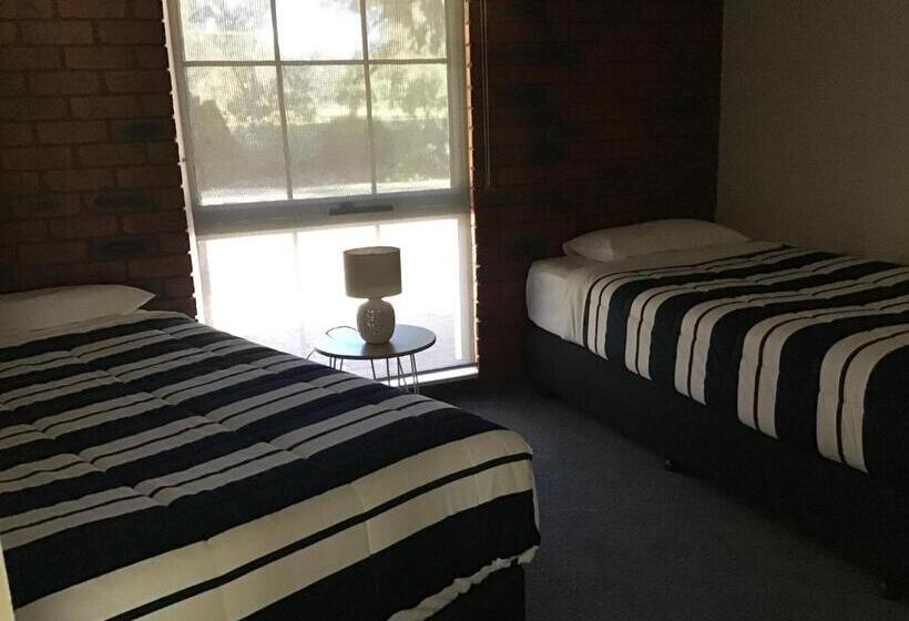 מוטל Fairway Views Motor Inn