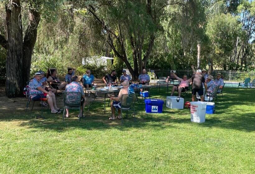 מוטל Fairway Views Motor Inn