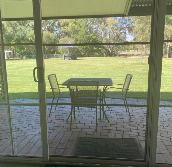 מוטל Fairway Views Motor Inn