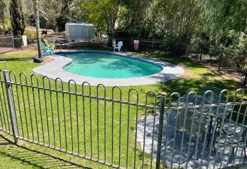 Motelli Fairway Views Motor Inn