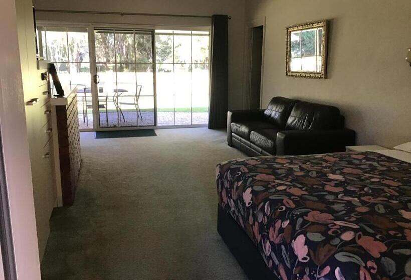 מוטל Fairway Views Motor Inn