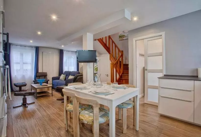 ペンション La Casa Bella   Calm And Cosy House By The Sea