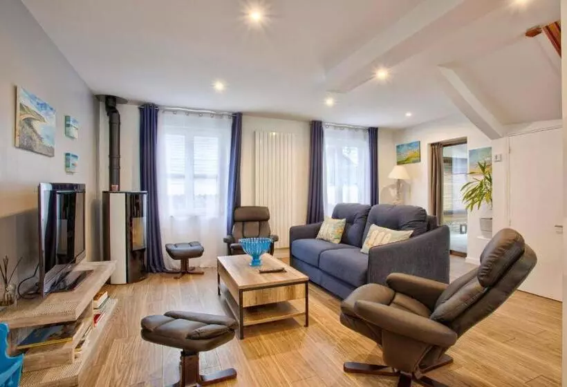 ペンション La Casa Bella   Calm And Cosy House By The Sea