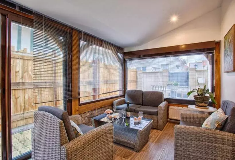 ペンション La Casa Bella   Calm And Cosy House By The Sea