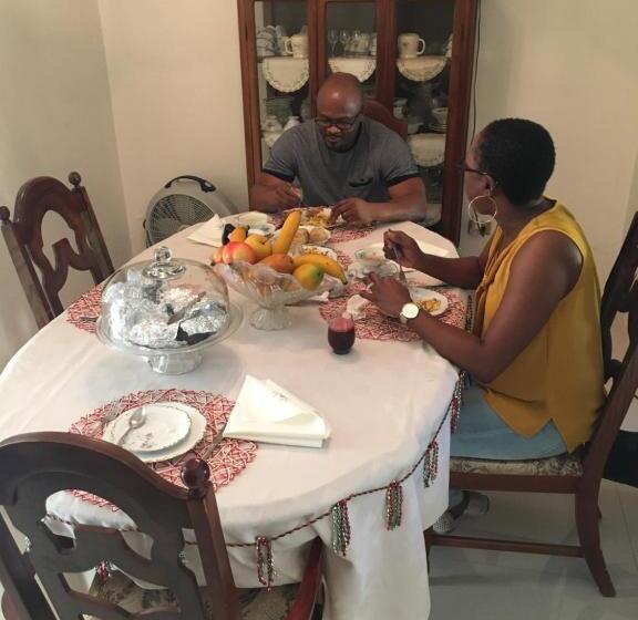 پانسیون Treaysures