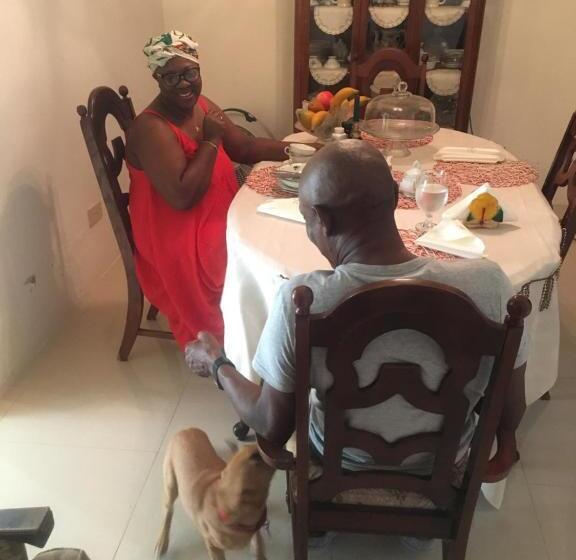 پانسیون Treaysures