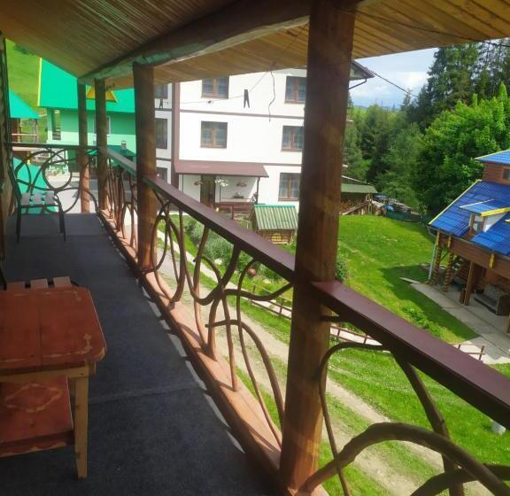 פנסיון Zustrizh U Leva