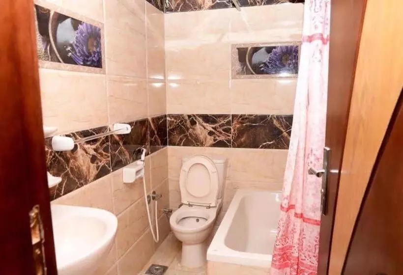 تختخواب و صبحانه Salvatore Room With Breakfast Behind Asyut Train Station