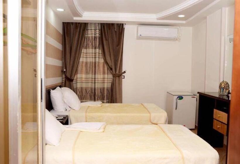 تختخواب و صبحانه Salvatore Room With Breakfast Behind Asyut Train Station