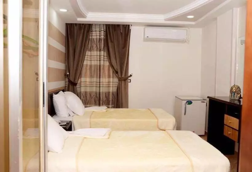 تختخواب و صبحانه Salvatore Room With Breakfast Behind Asyut Train Station