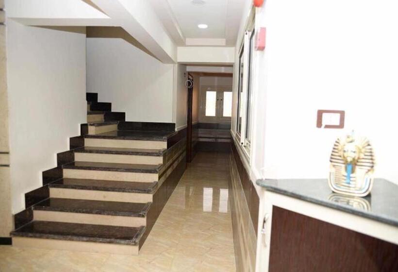 تختخواب و صبحانه Salvatore Room With Breakfast Behind Asyut Train Station