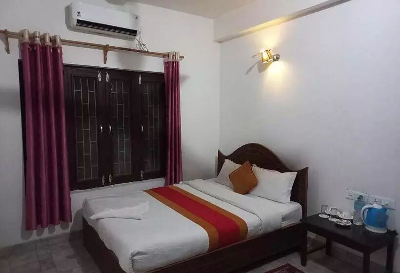هتل Sauraha Bnb