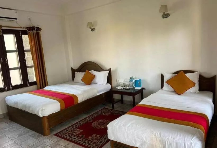 هتل Sauraha Bnb