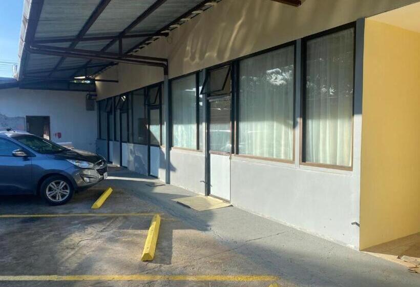 بنسيون Villa Garita Inn