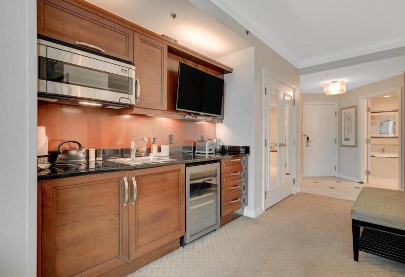 Studio Suite 25th Flr Mgm Signature Balcony Strip View