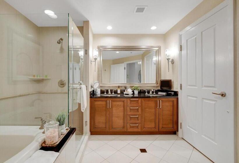 Studio Suite 25th Flr Mgm Signature Balcony Strip View