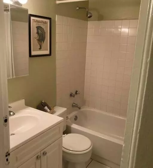 Aamiaismajoitus (B&B) Private Room With Full Size Bed In Lakeview   3c