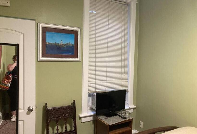 تختخواب و صبحانه Private Room With Full Size Bed In Lakeview 3c