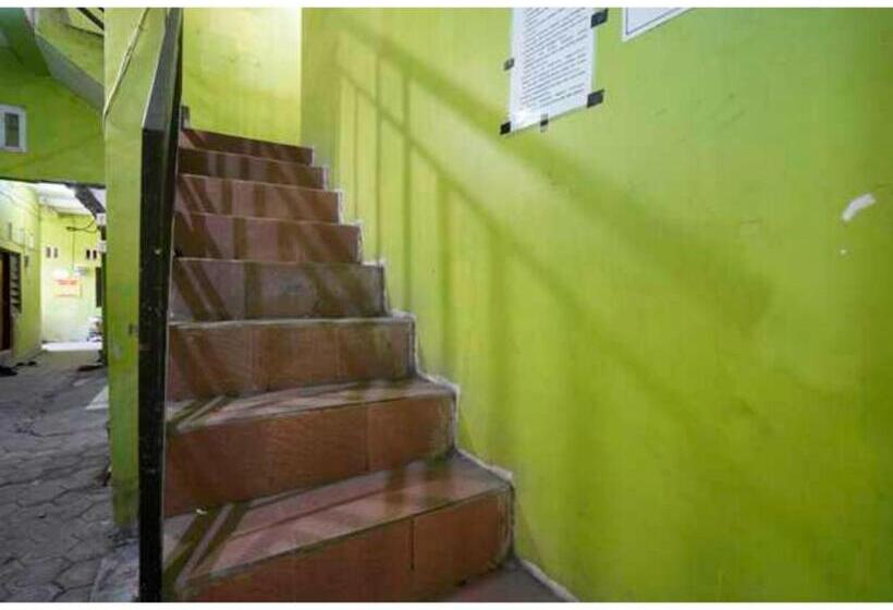 Hotel Oyo Life 93061 Kost Vicky Syariah