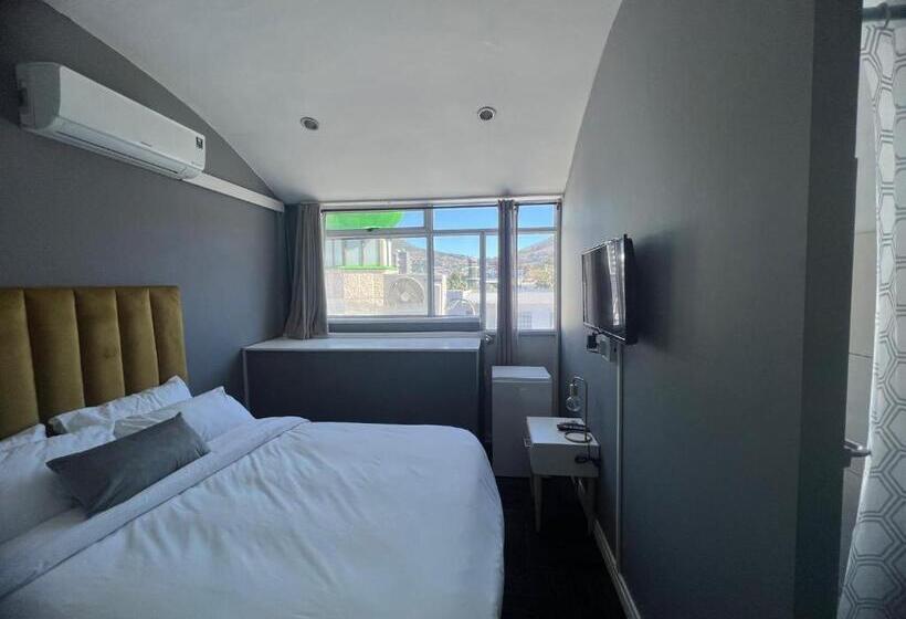 פנסיון M & B Backpackers