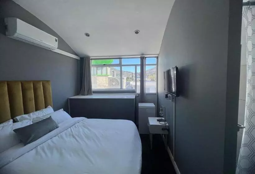 Majatalo M & B Backpackers