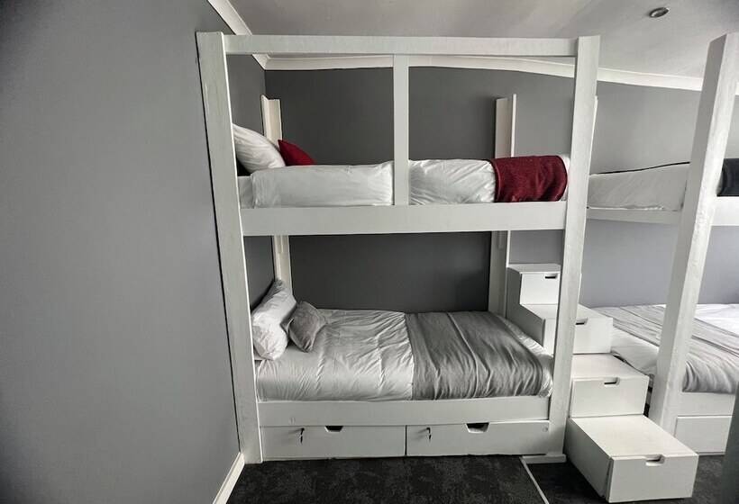 פנסיון M & B Backpackers