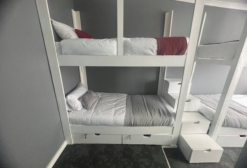 פנסיון M & B Backpackers