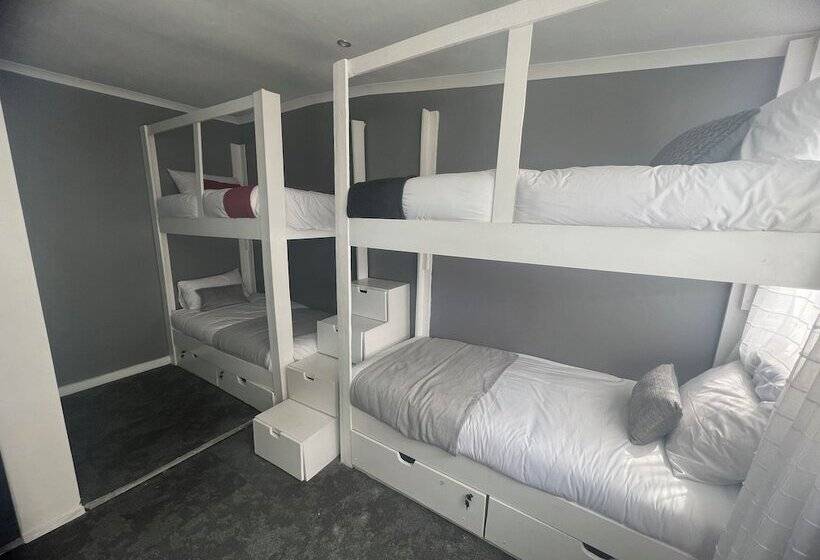 פנסיון M & B Backpackers