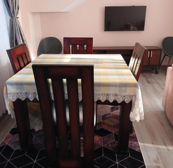 پانسیون The Curvalux House