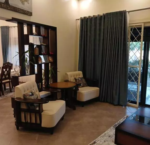 پانسیون The Curvalux House
