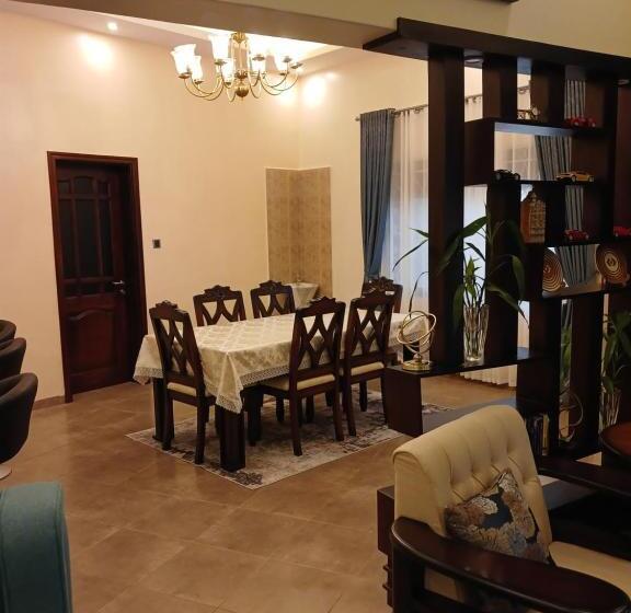 پانسیون The Curvalux House