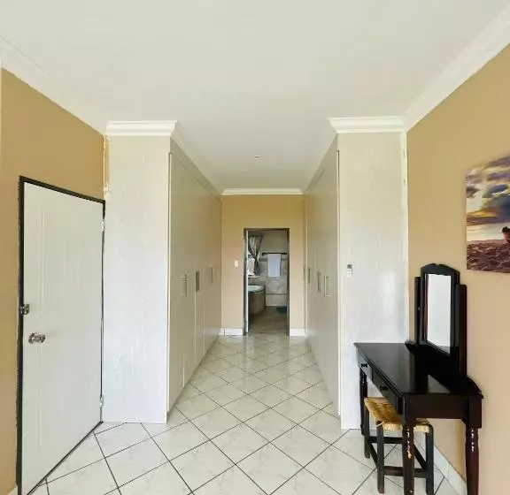 پانسیون The Yacht House